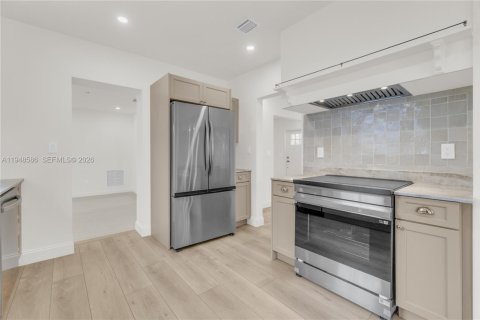 House in Miami Shores, Florida 4 bedrooms, 258.92 sq.m. № 2017424 - photo 11