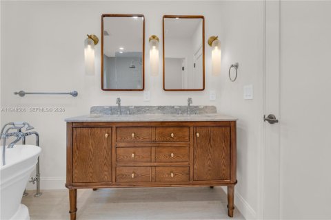 House in Miami Shores, Florida 4 bedrooms, 258.92 sq.m. № 2017424 - photo 17