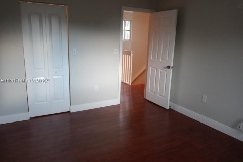 Casa en venta en Miami, Florida, 3 dormitorios, 138.42 m2 № 1953160 - foto 9