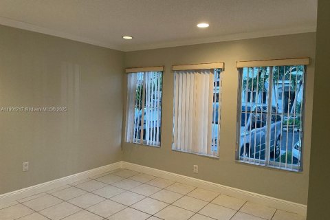 Casa en venta en Miami, Florida, 3 dormitorios, 138.42 m2 № 1953160 - foto 2