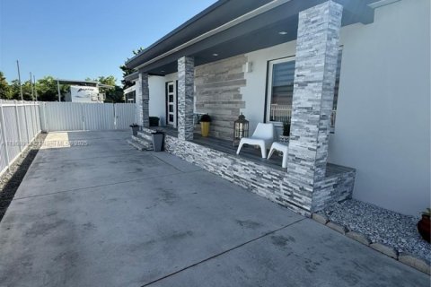 Immobilier commercial à vendre à Miami, Floride: 157.93 m2 № 1896938 - photo 4