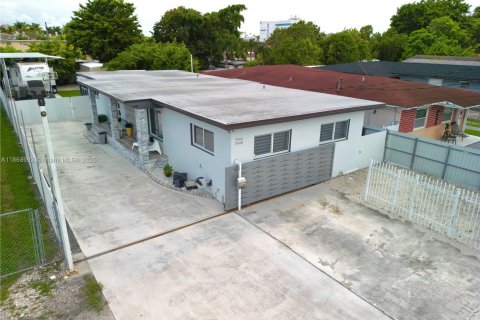 Immobilier commercial à vendre à Miami, Floride: 157.93 m2 № 1896938 - photo 1