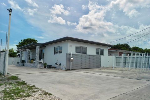 Immobilier commercial à vendre à Miami, Floride: 157.93 m2 № 1896938 - photo 2