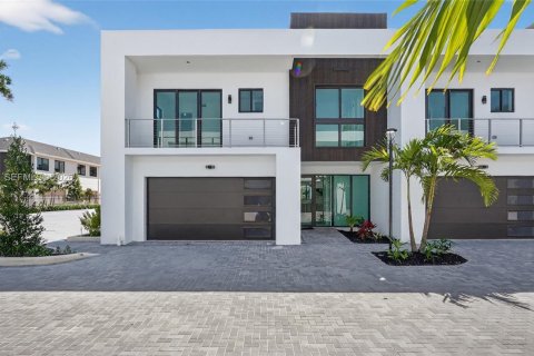 Adosado en Dania Beach, Florida 3 dormitorios, 191.38 m2 № 2090682