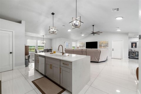 Villa ou maison à vendre à Bronson, Floride: 4 chambres, 196.86 m2 № 2291257 - photo 12