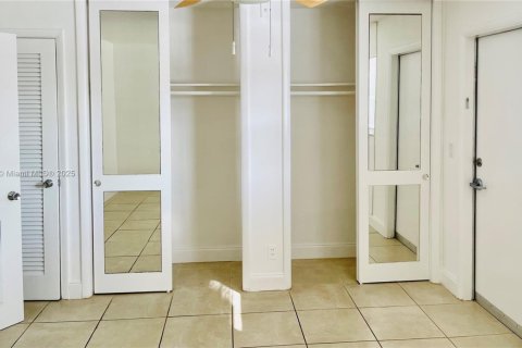 Copropriété à louer à Hallandale Beach, Floride: 1 chambre, 60.39 m2 № 1947239 - photo 14