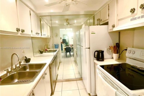 Copropriété à louer à Hallandale Beach, Floride: 1 chambre, 60.39 m2 № 1947239 - photo 18