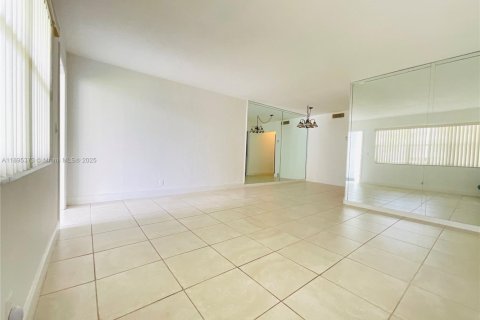 Copropriété à louer à Hallandale Beach, Floride: 1 chambre, 60.39 m2 № 1947239 - photo 11
