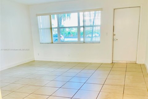 Copropriété à louer à Hallandale Beach, Floride: 1 chambre, 60.39 m2 № 1947239 - photo 9