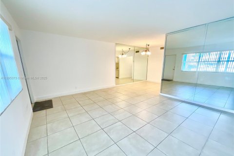 Copropriété à louer à Hallandale Beach, Floride: 1 chambre, 60.39 m2 № 1947239 - photo 10