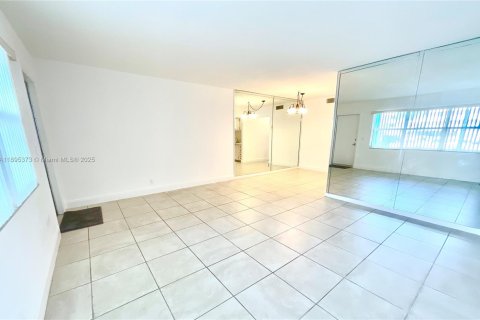Copropriété à louer à Hallandale Beach, Floride: 1 chambre, 60.39 m2 № 1947239 - photo 7