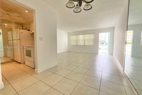 Copropriété à louer à Hallandale Beach, Floride: 1 chambre, 60.39 m2 № 1947239 - photo 12