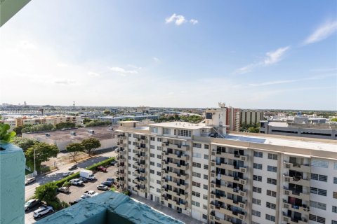 Condominio en venta en Hialeah, Florida, 1 dormitorio, 66.15 m2 № 1862307 - foto 14