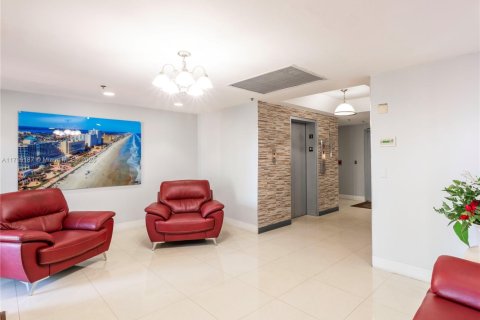 Condominio en venta en Hialeah, Florida, 1 dormitorio, 66.15 m2 № 1862307 - foto 24