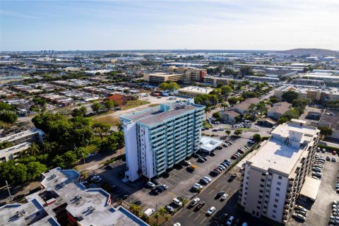 Condominio en venta en Hialeah, Florida, 1 dormitorio, 66.15 m2 № 1862307 - foto 28