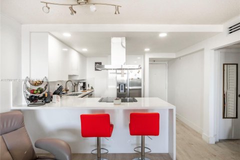 Condominio en venta en Hialeah, Florida, 1 dormitorio, 66.15 m2 № 1862307 - foto 3