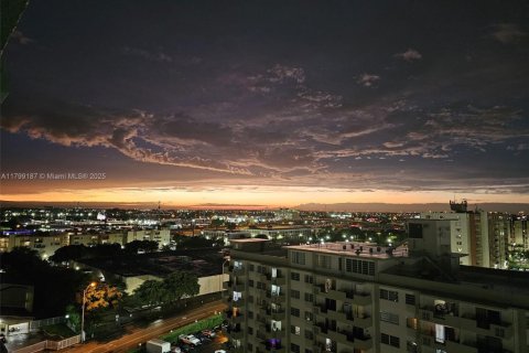 Condominio en venta en Hialeah, Florida, 1 dormitorio, 66.15 m2 № 1862307 - foto 21