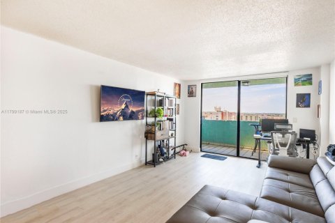 Condominio en venta en Hialeah, Florida, 1 dormitorio, 66.15 m2 № 1862307 - foto 6