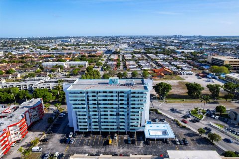 Condominio en venta en Hialeah, Florida, 1 dormitorio, 66.15 m2 № 1862307 - foto 27