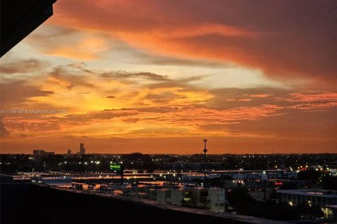 Condominio en venta en Hialeah, Florida, 1 dormitorio, 66.15 m2 № 1862307 - foto 18