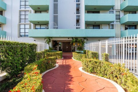 Condominio en venta en Hialeah, Florida, 1 dormitorio, 66.15 m2 № 1862307 - foto 23