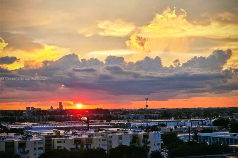Condominio en venta en Hialeah, Florida, 1 dormitorio, 66.15 m2 № 1862307 - foto 16
