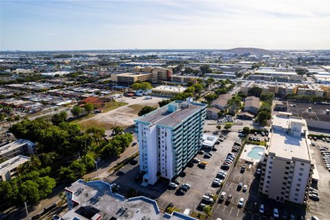Condominio en venta en Hialeah, Florida, 1 dormitorio, 66.15 m2 № 1862307 - foto 29