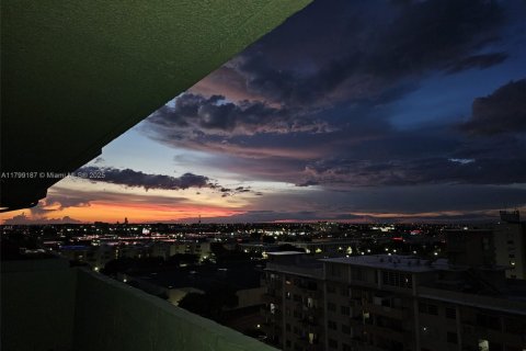Condominio en venta en Hialeah, Florida, 1 dormitorio, 66.15 m2 № 1862307 - foto 20
