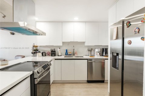 Condominio en venta en Hialeah, Florida, 1 dormitorio, 66.15 m2 № 1862307 - foto 1