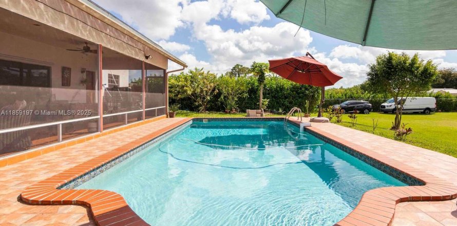 House in Homestead, Florida 4 bedrooms, 273.69 sq.m. № 1887867