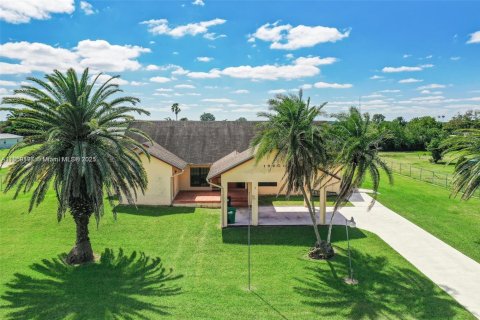 House in Homestead, Florida 4 bedrooms, 273.69 sq.m. № 1887867 - photo 2