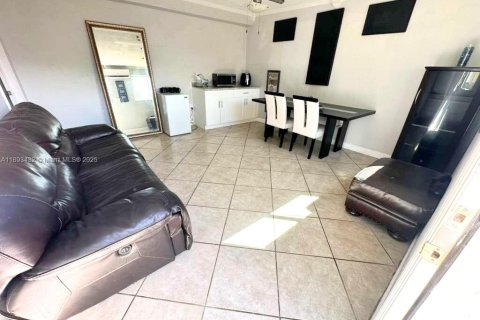 House in Oakland Park, Florida 1 bedroom, 60.39 sq.m. № 1957139 - photo 1