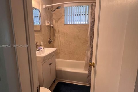 Villa ou maison à vendre à Hialeah, Floride: 3 chambres, 86.4 m2 № 2060745 - photo 9