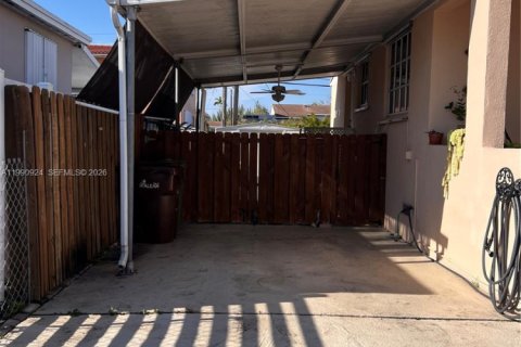 Casa en venta en Hialeah, Florida, 3 dormitorios, 86.4 m2 № 2060745 - foto 17