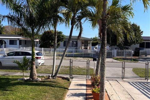 Casa en venta en Hialeah, Florida, 3 dormitorios, 86.4 m2 № 2060745 - foto 20
