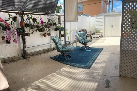 Casa en venta en Hialeah, Florida, 3 dormitorios, 86.4 m2 № 2060745 - foto 18