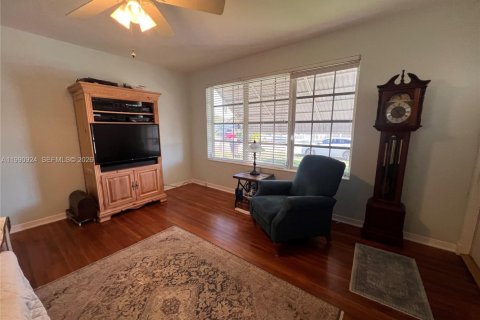 Villa ou maison à vendre à Hialeah, Floride: 3 chambres, 86.4 m2 № 2060745 - photo 2
