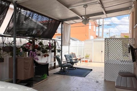 Casa en venta en Hialeah, Florida, 3 dormitorios, 86.4 m2 № 2060745 - foto 16