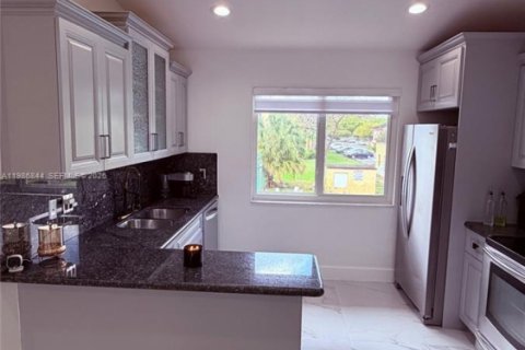 Снять в аренду кондоминиум в Дорал, Флорида 2 спальни, 79.62м2, № 2044850 - фото 4