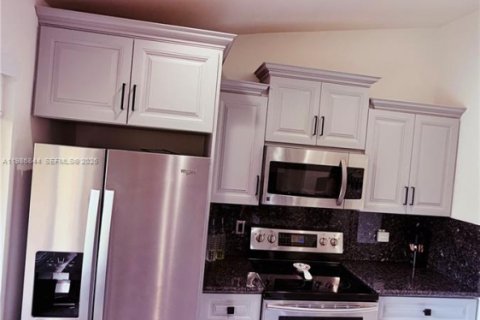 Снять в аренду кондоминиум в Дорал, Флорида 2 спальни, 79.62м2, № 2044850 - фото 3