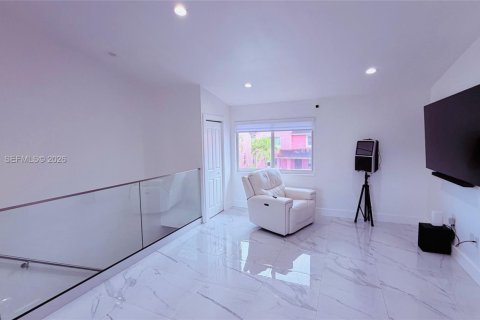 Кондоминиум с 2 спальнями в Дорал, Флорида № 2044850