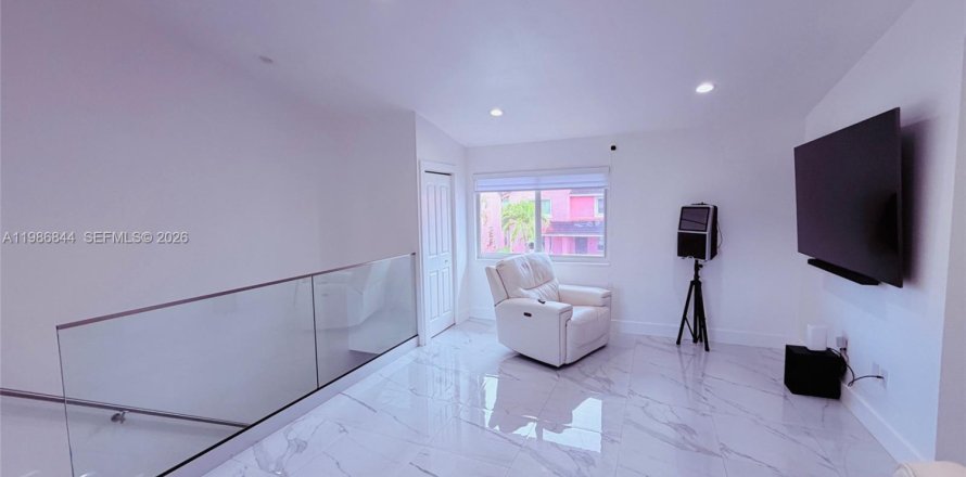 Кондоминиум с 2 спальнями в Дорал, Флорида № 2044850