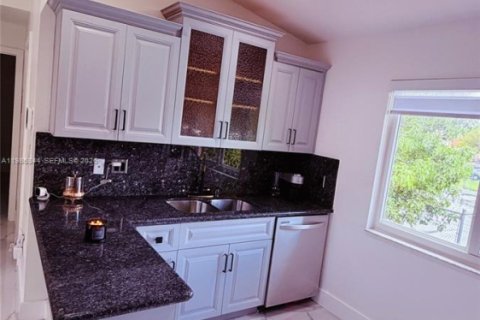 Снять в аренду кондоминиум в Дорал, Флорида 2 спальни, 79.62м2, № 2044850 - фото 12