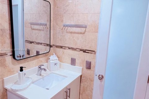 Снять в аренду кондоминиум в Дорал, Флорида 2 спальни, 79.62м2, № 2044850 - фото 10