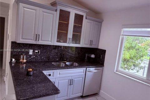 Снять в аренду кондоминиум в Дорал, Флорида 2 спальни, 79.62м2, № 2044850 - фото 2