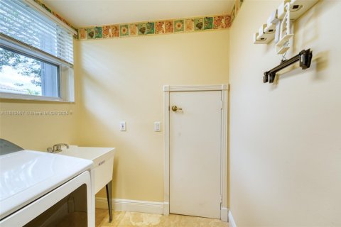 Casa en venta en Coral Springs, Florida, 5 dormitorios, 291.34 m2 № 1852206 - foto 29