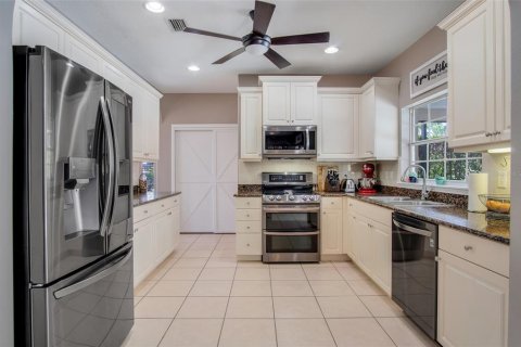 House in DeBary, Florida 5 bedrooms, 247.31 sq.m. № 2217204 - photo 11