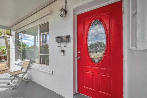 Casa en venta en Miami Gardens, Florida, 5 dormitorios, 145.67 m2 № 2046648 - foto 2