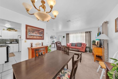 Casa en venta en Miami Gardens, Florida, 5 dormitorios, 145.67 m2 № 2046648 - foto 13