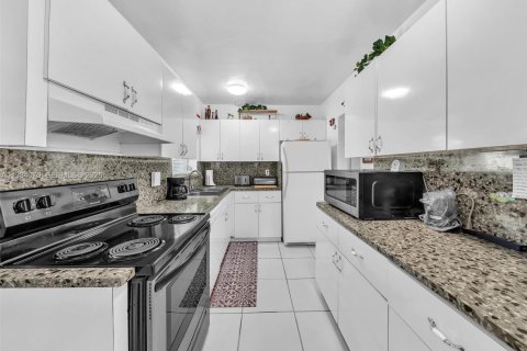 Casa en venta en Miami Gardens, Florida, 5 dormitorios, 145.67 m2 № 2046648 - foto 11